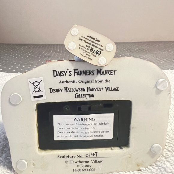 HAWTHORNE VILLAGE DISNEY HALLOWEEN HARVEST DAISEY’S FARMERS MARKET LIGHTUP HOUSE - Picture 5 of 5